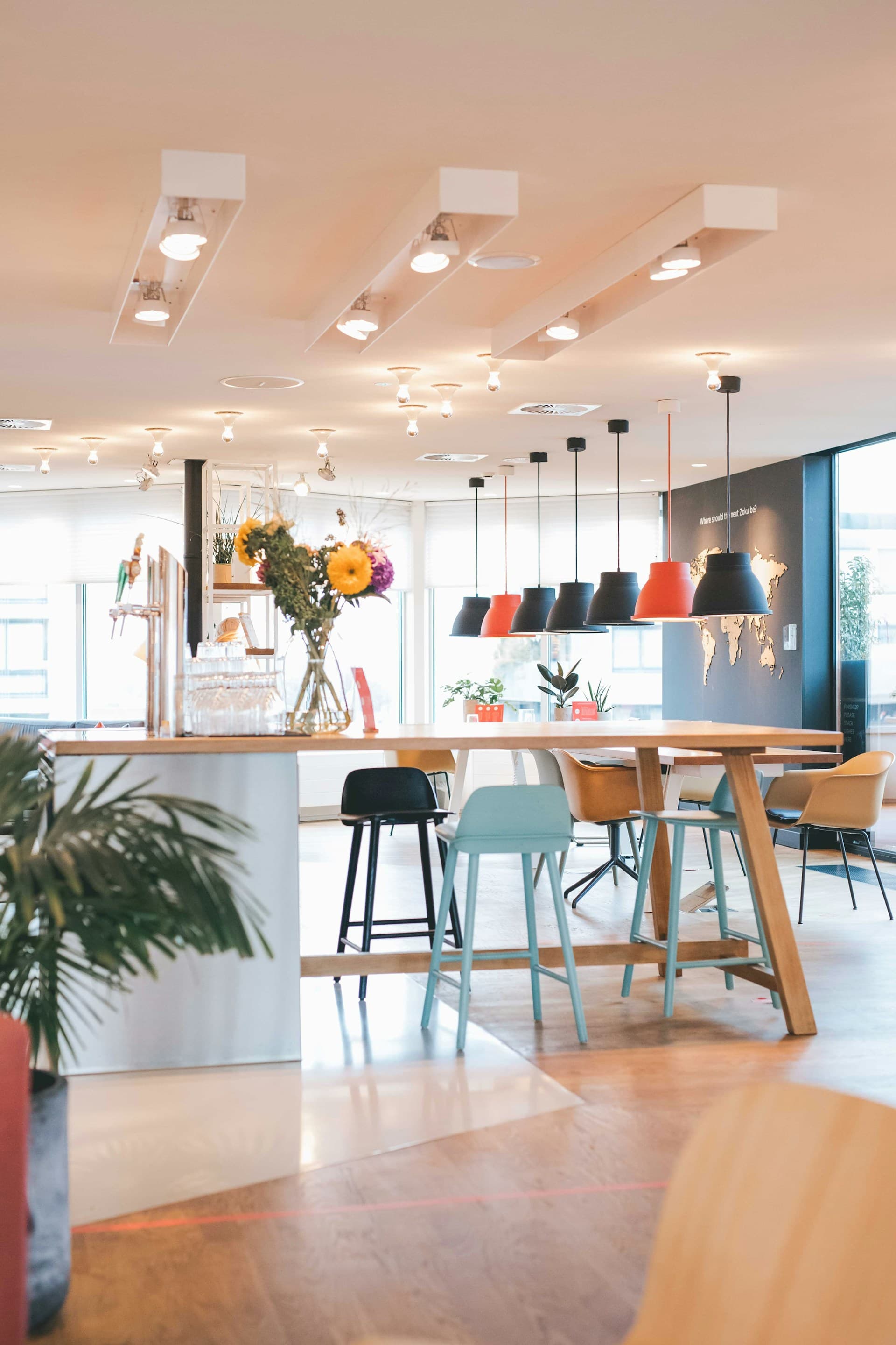 Ljus coworkingmiljö med sittplatser och glaspartier